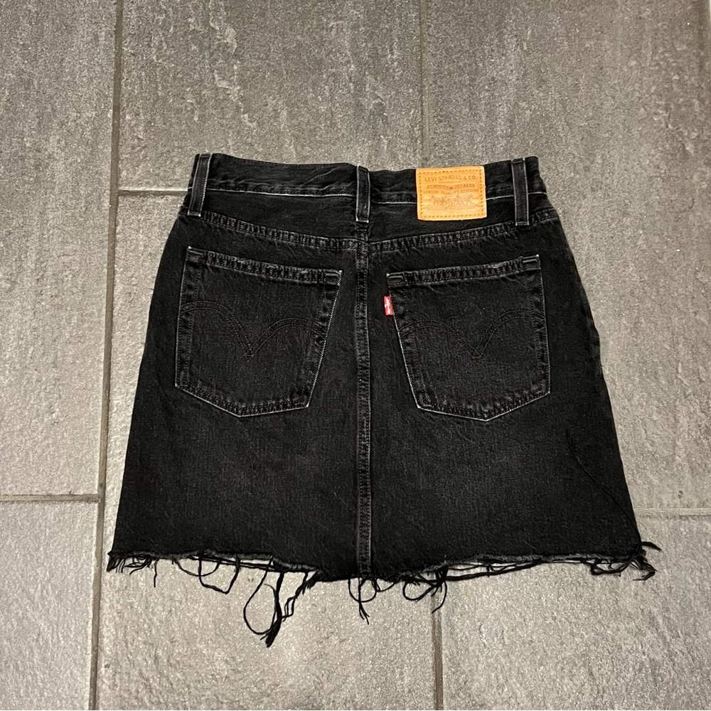 Levi’s black mini skirt